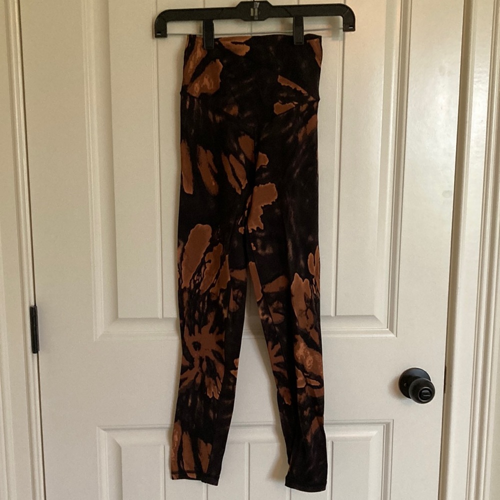 Aerie OFFLINE Hi-Rise Crossover Legging in Rust/Brown/Black Tie Dye Size M